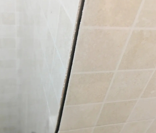 栖霞瓷砖空鼓维修公司分享阳台瓷砖脱落的修复过程可以分为以下几个步骤